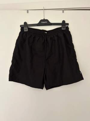 Svarta badshorts storlek L