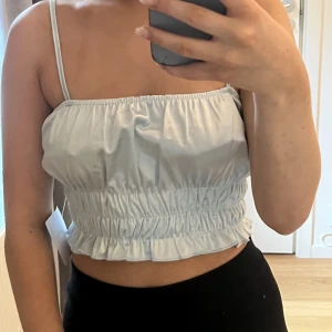 Ljus blå satin topp🩵 - Ljus blå satin topp med lite detaljer🩵aldrig använd