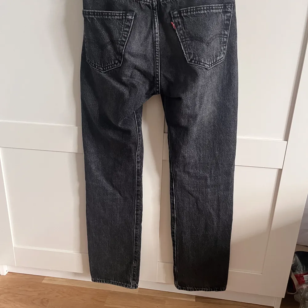 Säljer Levis jeans snygga inga defekter.  501 W26 L28  Skriv för fler bilder . Jeans & Byxor.