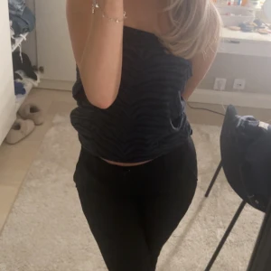 Topp - Säljer den här toppen med zebramönster, osäker på storlek men passar mig som har S. Köp gärna direkt❤️❤️