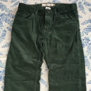 Snygga pojkbyxor 8-9 år - Fina manchesterbyxor i mycket gott skick. Endast använda några få gånger. Mjuka och sköna.