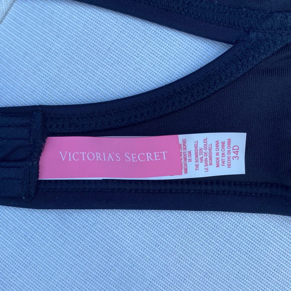 Svart push-up bikinitopp från Victoria’s Secret med fina detaljer💓Använd ett fåtal gånger. Bra skick. Storlek: 34D. . Toppar.