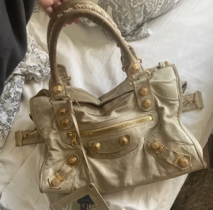 Balenciaga city bag - Världens finaste balenciaga väska med gulddetaljer!❤️ köpt på thevintagebar och har gått igenom älthetskontroll💕