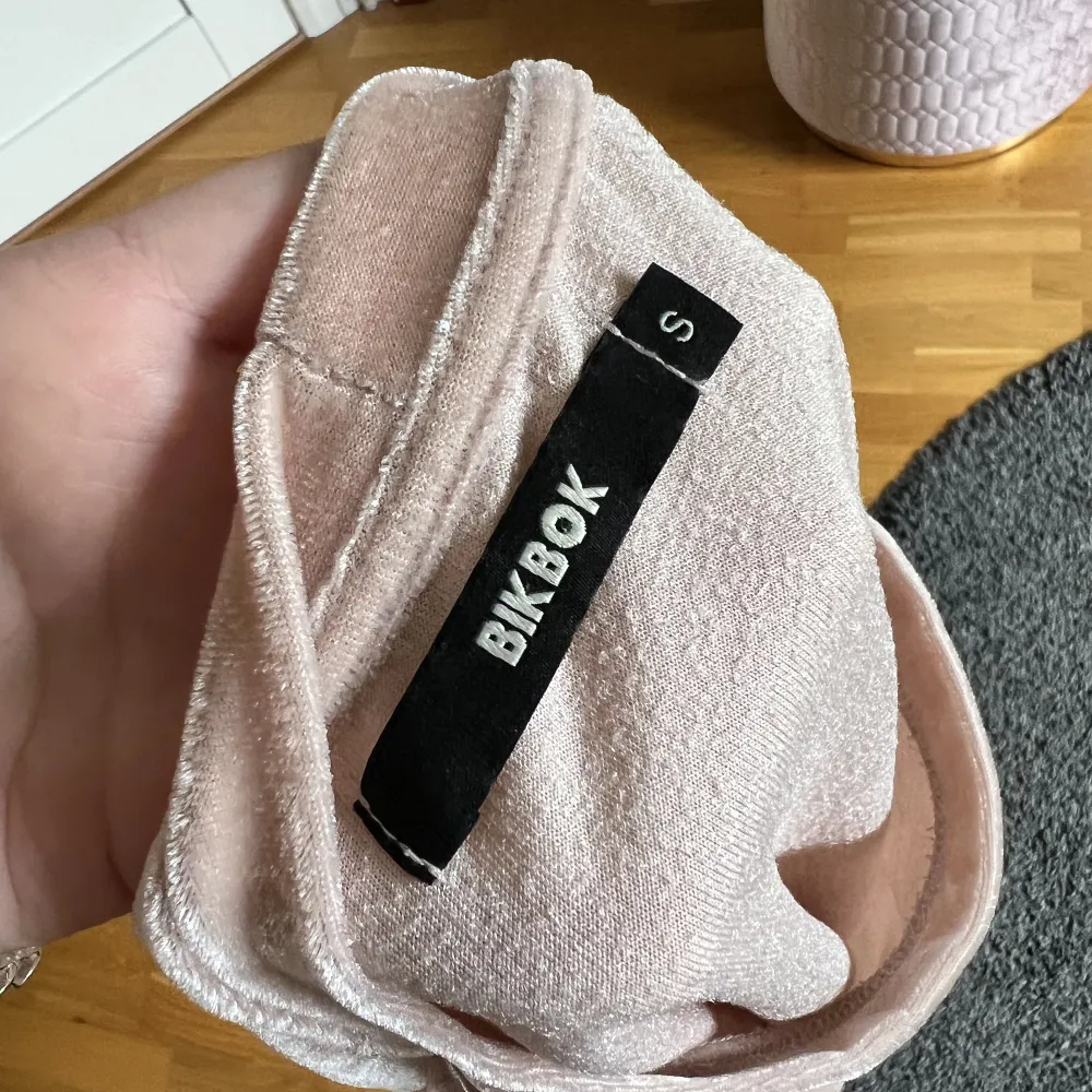 En tröja från BIKBOK🌸 Tröjan har använts bara någon få gång, då det egentligen är en pyjamas med ett par tillhörande byxor men har bara använt byxorna. . Toppar.