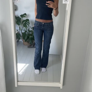 Lowrise jeans - Superfina lågmidjade jeans. Den originella knappen saknas men som man ser på sista bilden är det ingenting man tänker på!