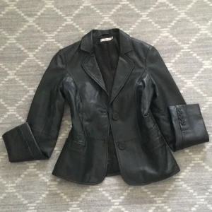 Läderjacka - Säljer vibtage läderjacka dom jag fick av npgon men aldtug använt men i bra skick. Skriv flr fler frågor