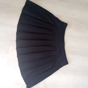 Tenniskjol - Supersöt tenniskjol i använt skick Säljer då den inte är i min storlek längre ✨✨