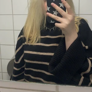 STICKAD TRÖJA - Fin stickad tröja i stl m från Gina