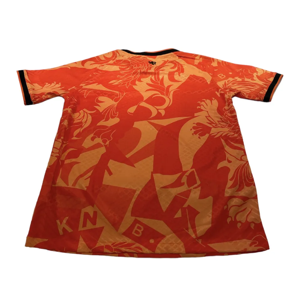 En Nederländerna tröja i storlek s som är orange. Den är perfekt passande och av hög kvalitet. Dess andningsförmåga gör den idealisk för både matcher och träning.. T-shirts.