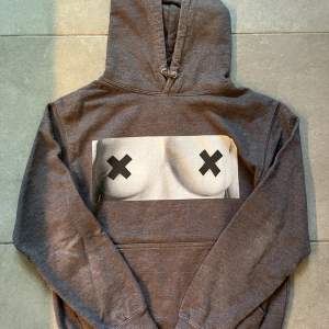 Grå hoodie med tryck, säljer pga för liten