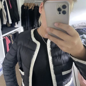 Moncler jacka - Säljer nu min supersnygga moncler jacka eftersom den har blivit för liten! Skriv för fler bilder! Nypris ca 10 000! Går inte ner i pris💗