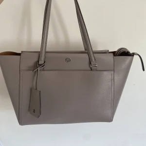 Tory Burch väska  - Inköpt på Jackie i Fältöversten 2018. Användes i ungefär ett halvår, men sen har den tyvärr bara stått i garderoben (i dustbag). Den är använd men finns ingenting att anmärka på. Kvitto finns. Pris kan diskuteras😊 