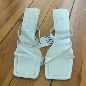 Klackar från zara str 37 - Nya oanvända klackar i str 37 från zara. Prislapp kvar 