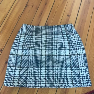 Kjol från HM str 38 - Kjol från HM endast använd 1 gång. Marinblå/ vit str 38