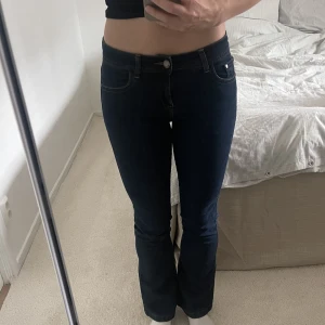 Lågmidjade jeans - Lågmidjade jeans från Bench i storlek 26/30 i fint skick 💕passar mig som brukar ha 28/32