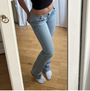 Lågmidjade jeans - Säljer dessa sjukt snygga blåa jeansen från Killah, köpta på plick men endast testade av mig, säljer nu vidare då dom inte passade mig. Midja 80, Innerbenslängden 83. (Lånade bilder) Kan tänka mig sänka pris vid snabb affär