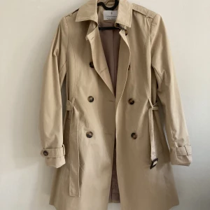 Trenchcoat - Trenchcoat från Stradivarius som inte kommit till användning. Storlek XS. Helt ny utan tags.