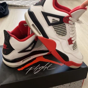 Air jordan 4 retro (GS) - Säljer endast vid bra pris, köpta på MerchSweden, kvitto finns o box med följer om önskat. Kan skicka fler bilder till de som önskar. Kom med prisförslag! ⭐️