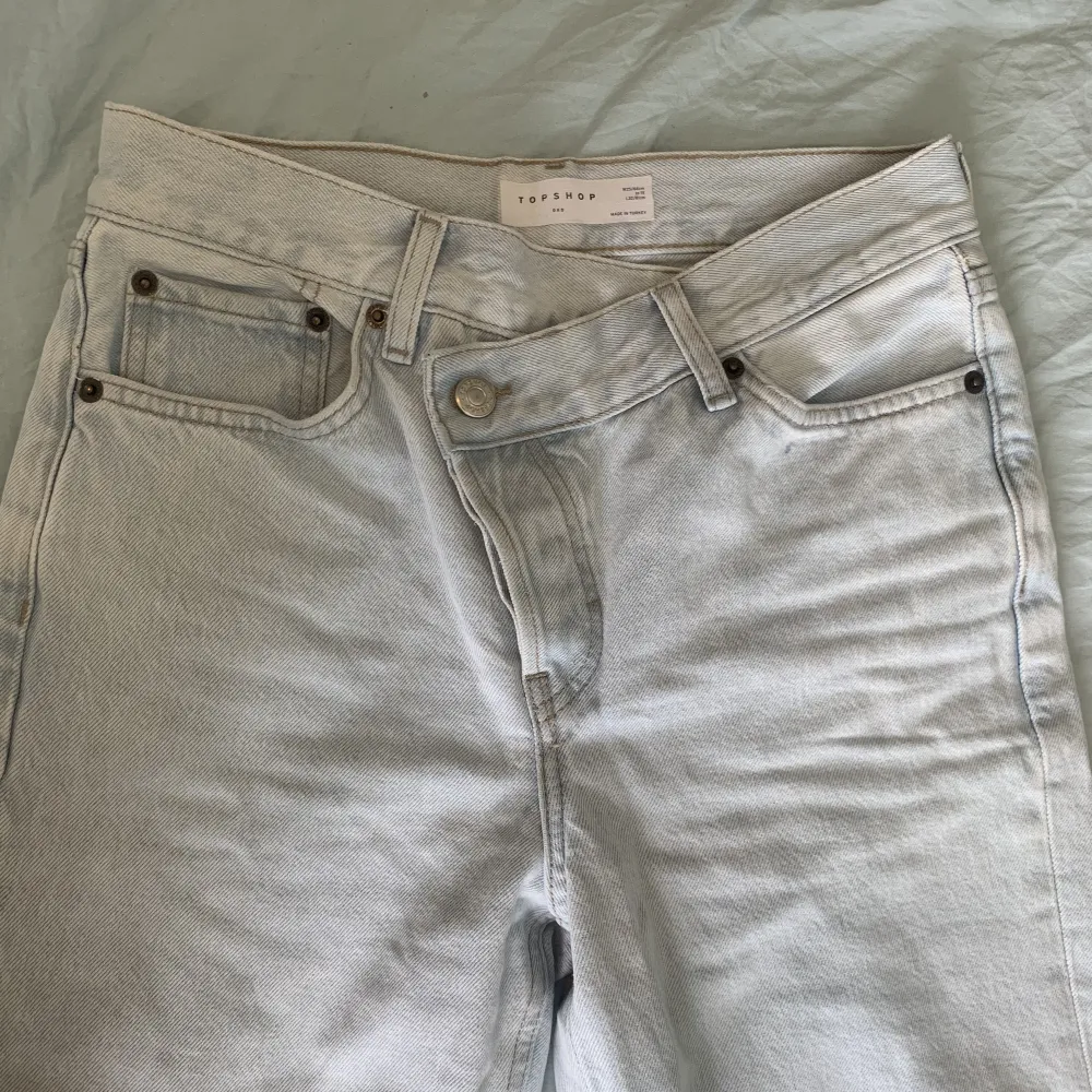 Midwaist Jeans från topshop i använt skick. De är lite smutsiga nere men det går bort i tvätten.. Jeans & Byxor.
