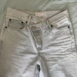 Midwaist Jeans från topshop i använt skick. De är lite smutsiga nere men det går bort i tvätten.
