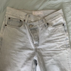 Lightwashed jeans - Midwaist Jeans från topshop i använt skick. De är lite smutsiga nere men det går bort i tvätten.