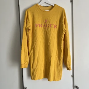 Lång tröja  - Lång tröja, aldrig använd.  Passar S-M