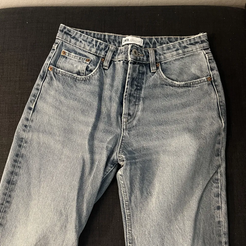Snygga midrise jeans från zara, för små därför jag säljer dem. De är i en grå/blå färg💙 köparen står för frakt!. Jeans & Byxor.