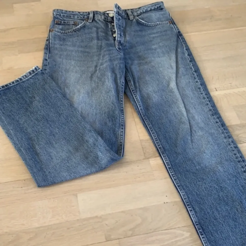 Nyskick men säljer då de inte passar 💗 Straight jeans. Nypris 399kr. Jeans & Byxor.