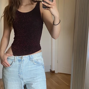 Asymmetriskt linne - Jättesött asymmetriskt linne med lite stramare material och röda kristaller. Rödare i verkligheten! Bra skick<3