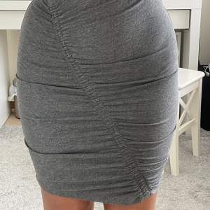 Säljer denna fina kjol då den inte kommer till användning längre. Den är skrynklad på framsidan och är väldigt stretchig. 