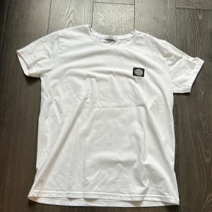 Stone island  - Säljer en Stone island t-shirt för 350kr Storlek small, behövde sälja den här för den passade inte häller😂