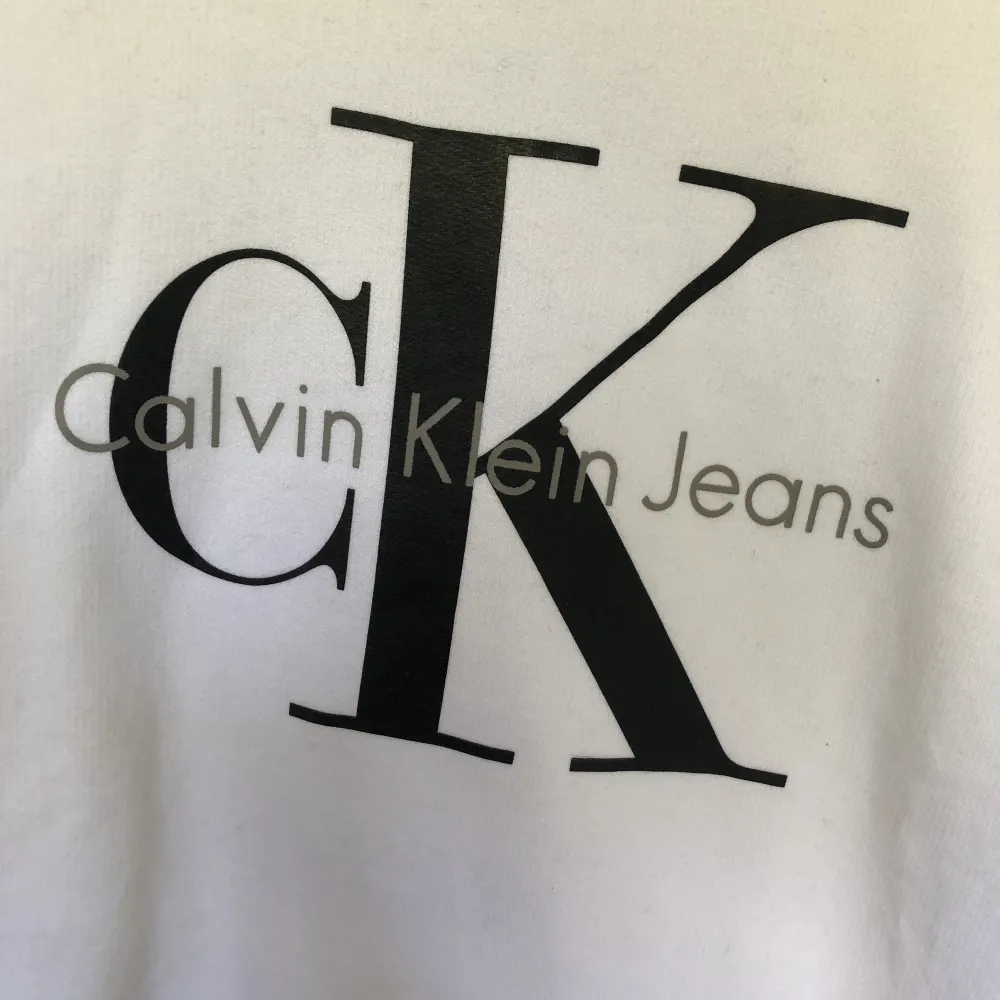 Helt oanvänd sweatshirt från Calvin Klein, inköpt 2017. Storlek M.. Tröjor & Koftor.