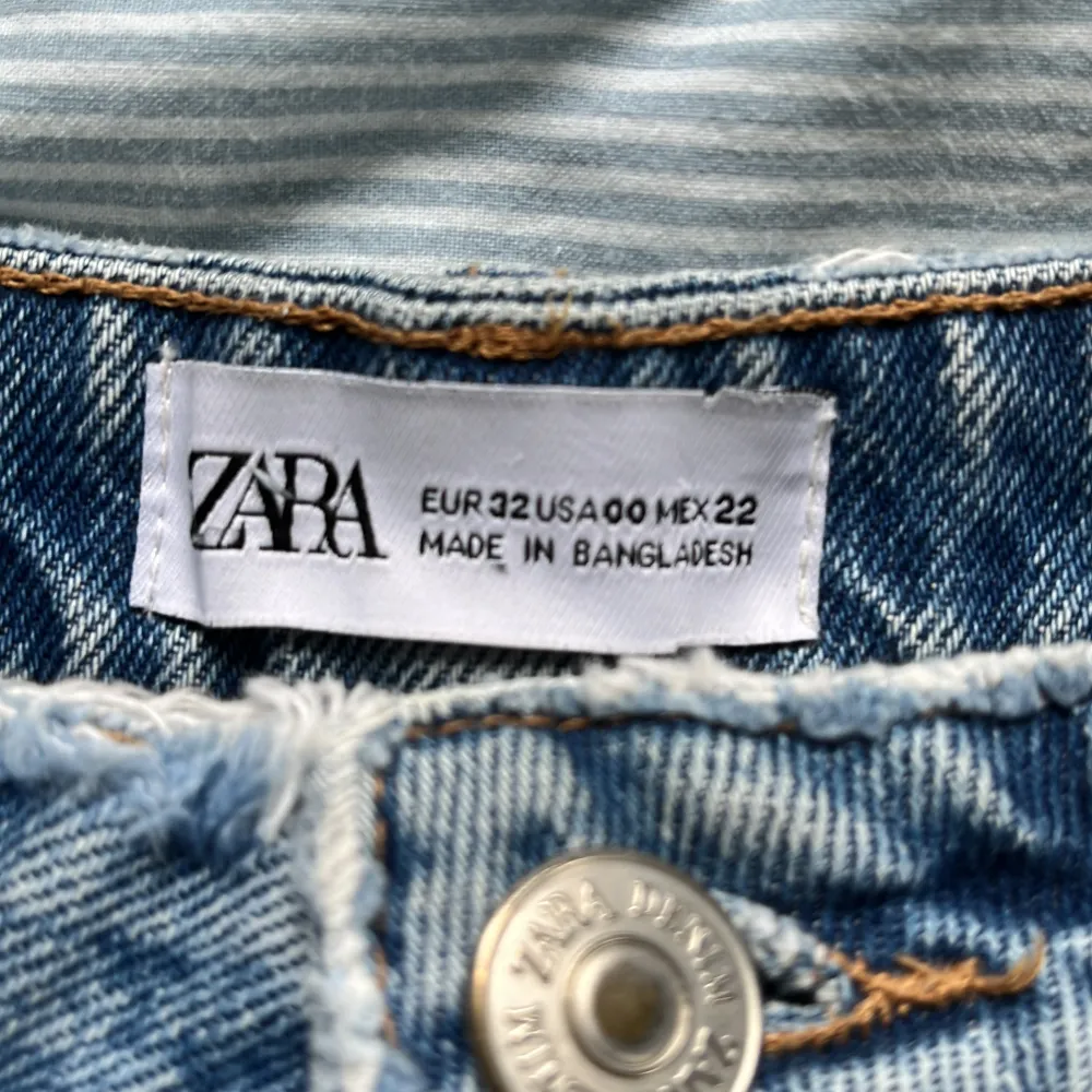 Säljer Zara shorts, helt oanvända, bra skick 💕. Shorts.