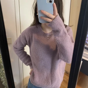 Lila tjocktröja  - Helt ny (prislappen kvar) jättefin och gosig tröja! Säljer då jag har liknande ❤️