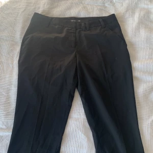 Lågmidjade kostymbyxor  - Låga kostymbyxor svarta, inte använda.