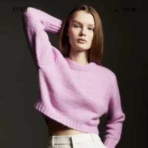 Stickad tröja - Söt stickad tröja från Zara i en söt rosa färg! Bra skick och inte alls mycket använt. Köpte för 299.