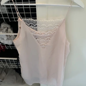 Spets linne - JÄTTE fint linne som är oanvändt från Custumade, nypris 899❤️