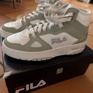 Fila skor - Ljus gröna och vita skor från fila  Strl 38 Endast använda 2 gånger  Super fina och sköna skor som inte finns att köpa längre 