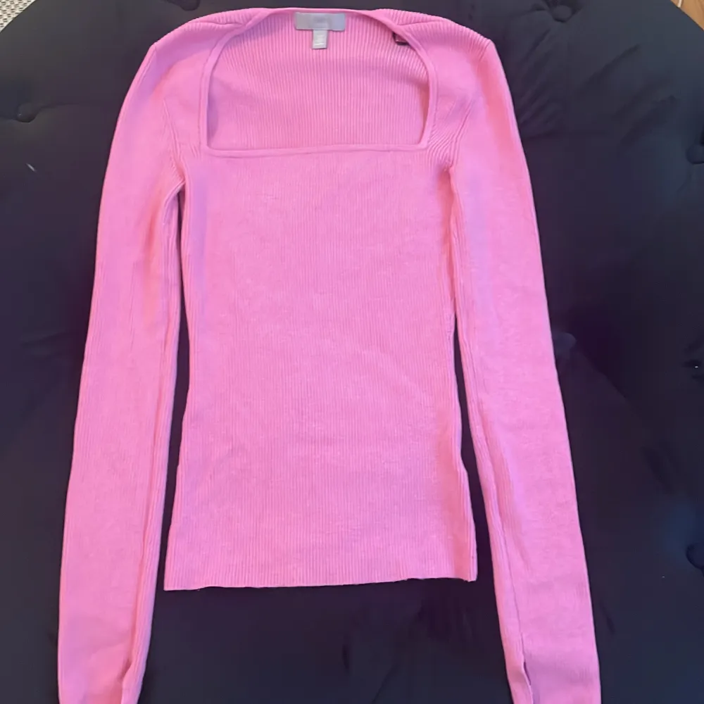 Så så fin rosa stickad tröja som jag knappt har använt men har ett litet hål som enkelt går att fixa!. Stickat.
