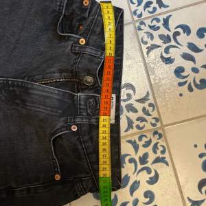 Säljer dessa svarta jeans från gina tricot, inga defekter  Midjemått: 66