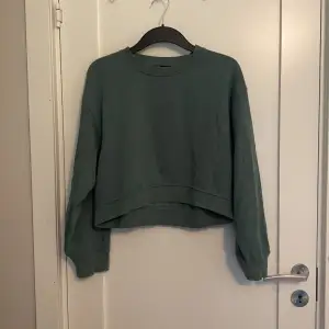 Säljer denna gröna tröjan från zara i bra skick💞