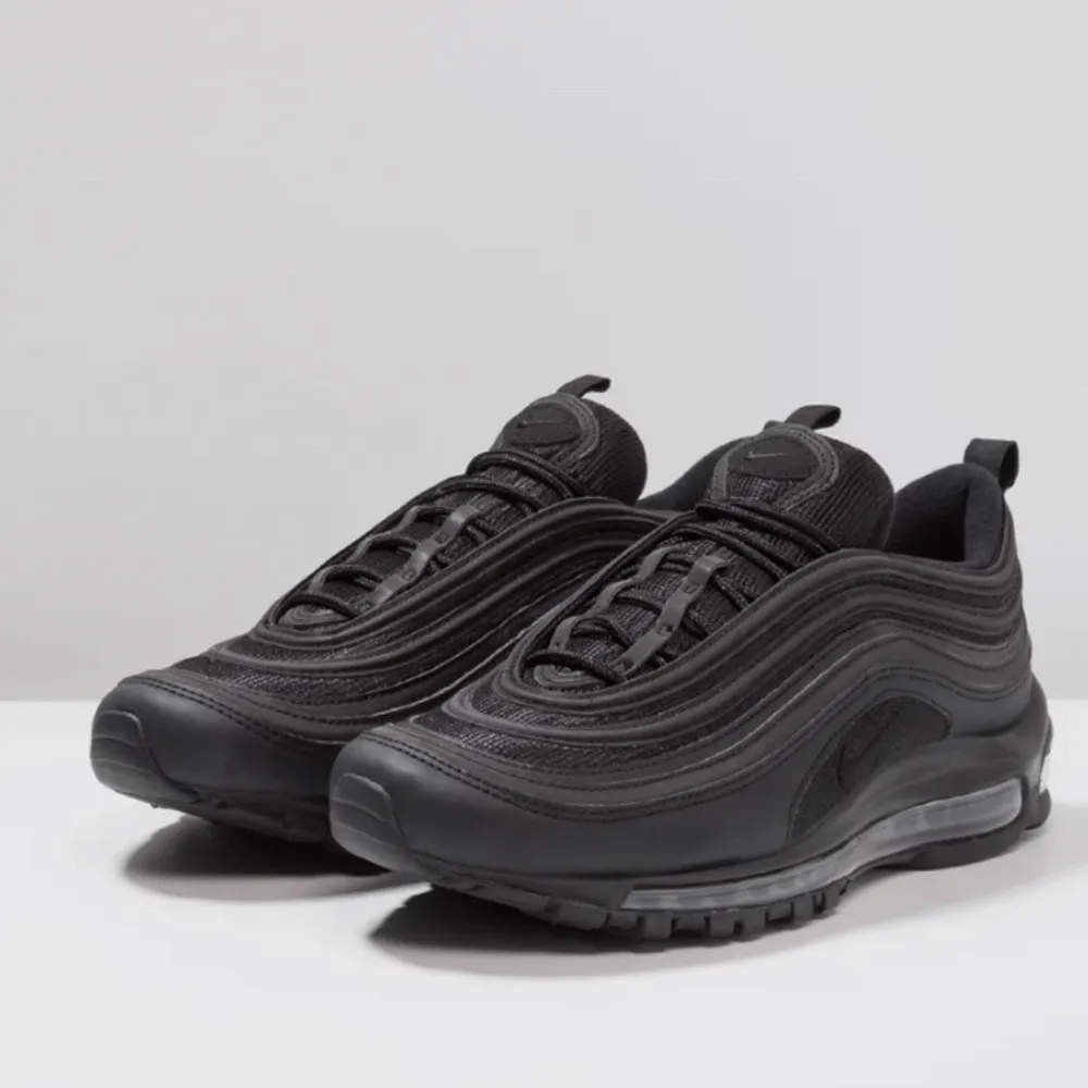 Knappt använda svarta nike air max 97 dam. Superfint skick. Nypris 1400kr.  Pris kan diskuteras☺️. Skor.