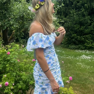 Blommig klänning  - Jättefin somrig klänning från Zara. Använd en enstaka gång men ser ut som ny!! Storleken small☺️