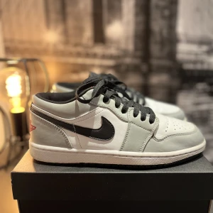 JORDAN 1 LOW LIGHT SMOKE GREY - Jordan 1 Low ”Light Smoke Grey”💨  Vårt pris: 900🤙🏽 Cond: 6/10👟 Storlek: 40🔥  Tillägg: Originalbox tillkommer.💯 Inte original snören. Köpta på StockX🔥🤝 