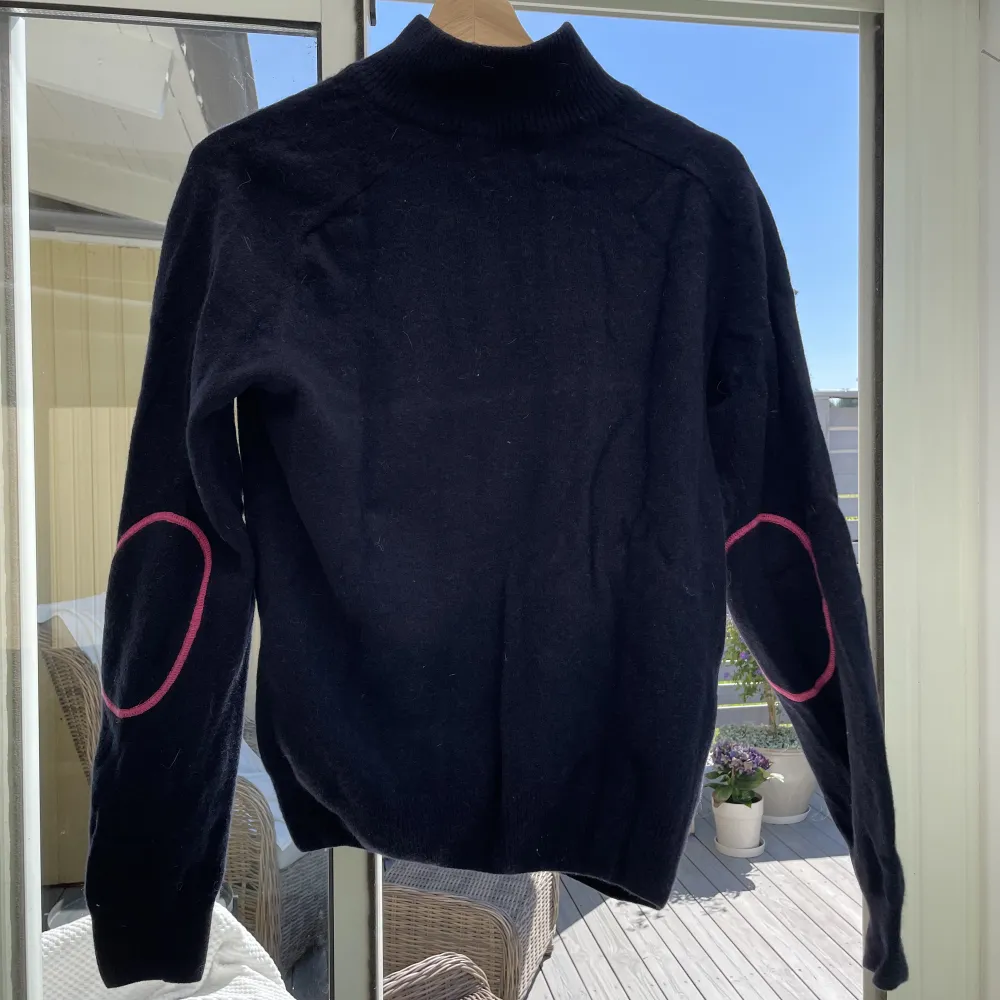 Marinblå stickad zip tröja med rosa detaljer- Storlek S. Stickat.