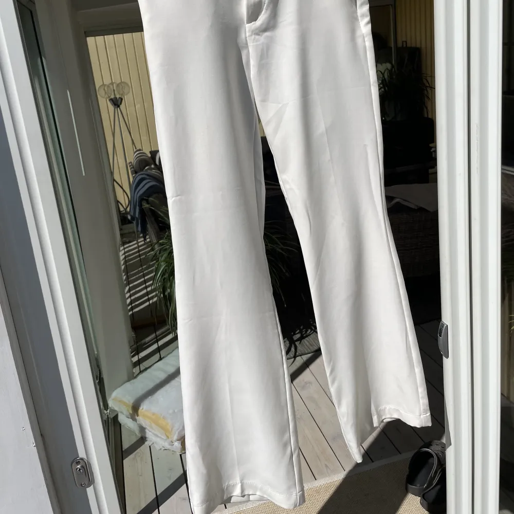 Vita kostymbyxor i storlek 36. Jeans & Byxor.