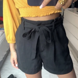 Kostym-shorts från H&M - Säljer dessa svarta kostymshorts från H&M! Sparsamt använda men kommer ej till användning längre! 