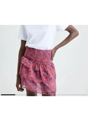 Kjol - Säljer min kjol från bikbok, älskar den men behöver bli av med lite i min garderob. Den är slutsåld i denhär storleken (s) på hemsidan. Använd Max 3 gånger och är som ny. Jag kan skicka egna bilder på måndag då jag är utomlands. 