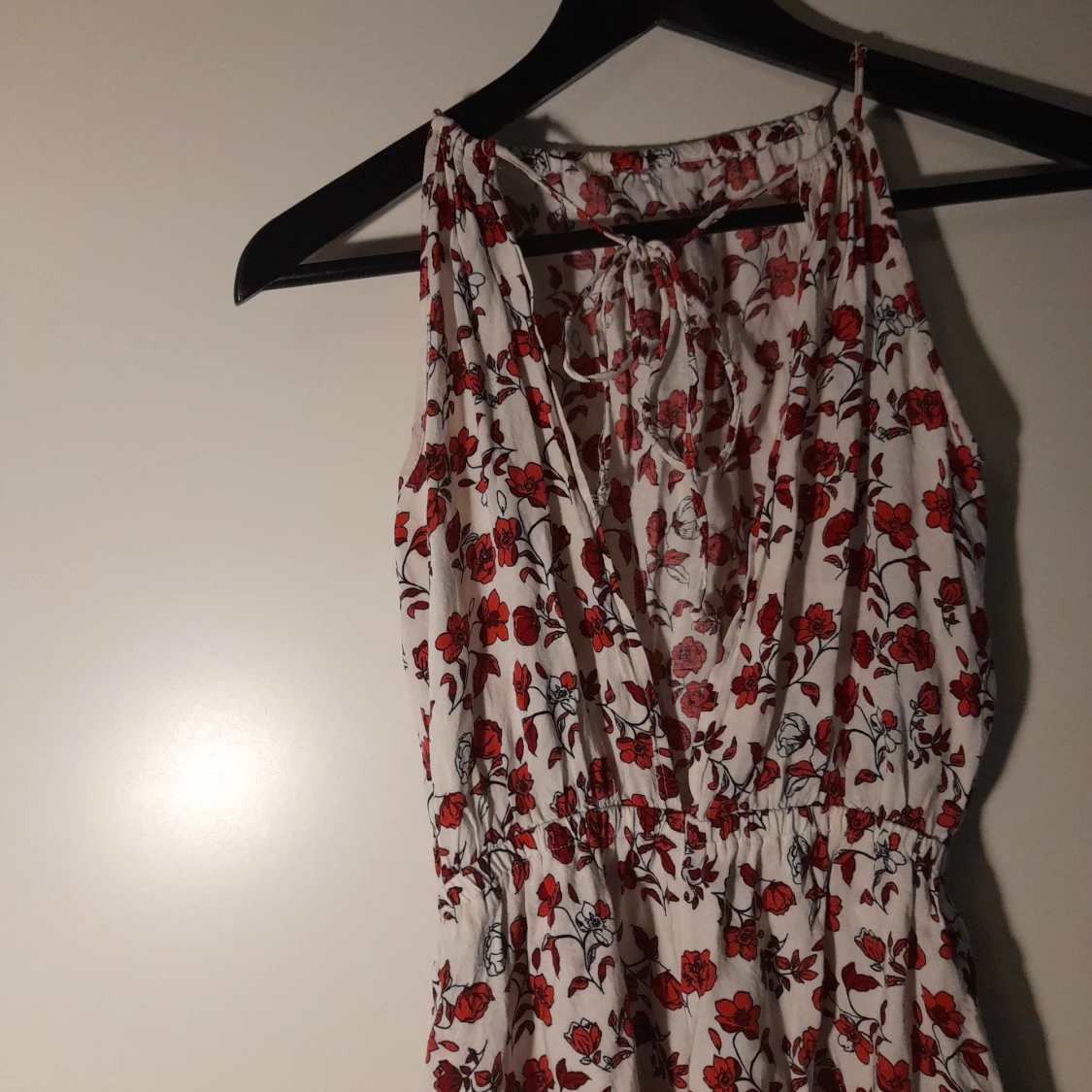 Vit/röd blommig byxdress H&M Storlek 34