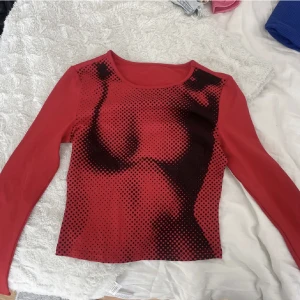 Röd tröja - cool tröja från shein i storlek xs, aldrig använd ❤️